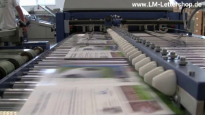 Auf unserer Falzmaschine wird durch den Einsatz eines Pflugfalzes ein Werbeprospekt auf das gewünschte Endformat gefaltet.